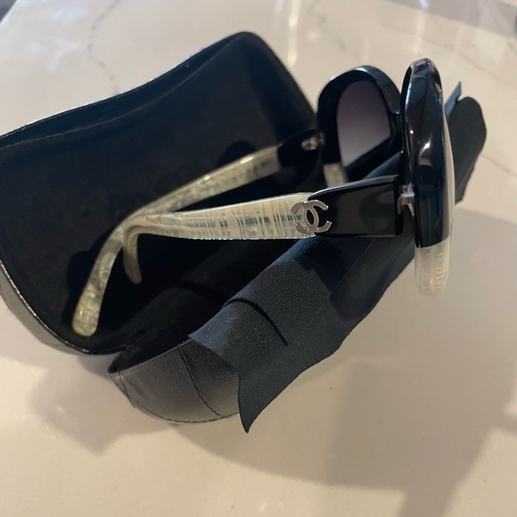 Chanel Sunglasses - classic black and white CC - Picture 10 of 11